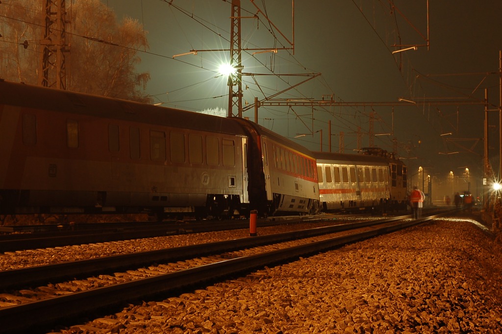 Vykolejený vlak EC 173 Vindobona do Vídně